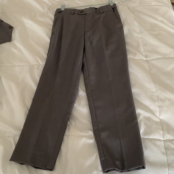 Youth boys Gilberti 3 piece gray suit. Size 8. Excellent condition. - Picture 6 of 8